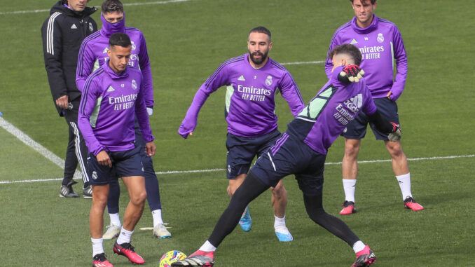 Los defensas del Real Madrid Dani Carvajal (c) y Álvaro Odriozola (d, detrás), durante un entrenamiento de su equipo en la Ciudad Deportiva de Valdebebas este sábado. EFE/ Fernando Alvarado
