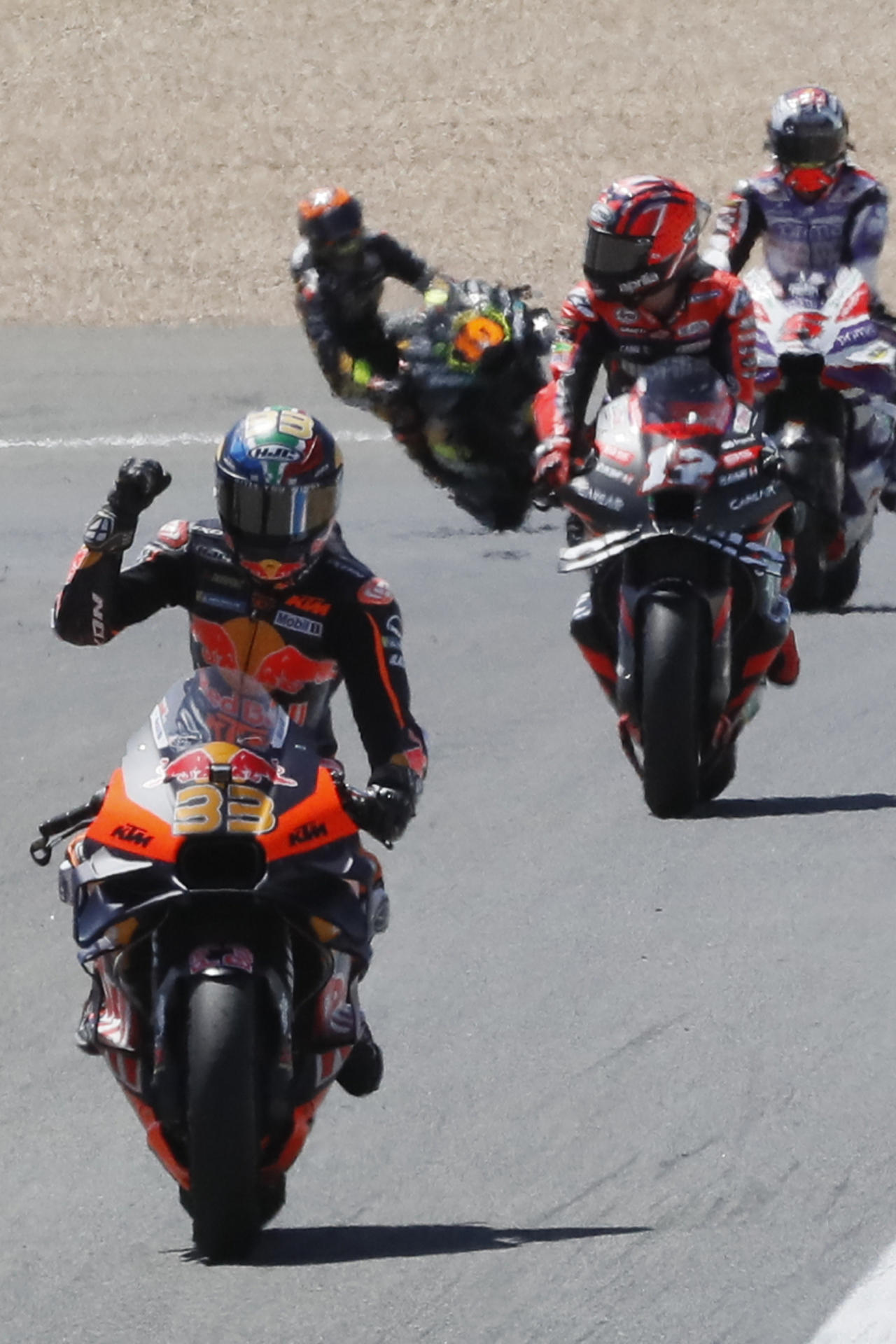 El surafricano Brad Binder, del equipo KTM RC 16, se adjudicó la victoria en la carrera sprint del Gran Premio de España de MotoGP, en el circuito "Ángel Nieto" de Jerez de la Frontera, por delante del italiano Francesco "Pecco" Bagnaia (Ducati Desmosedici GP23) y del australiano Jack Miller (KTM RC 16). EFE/José Manuel Vidal
