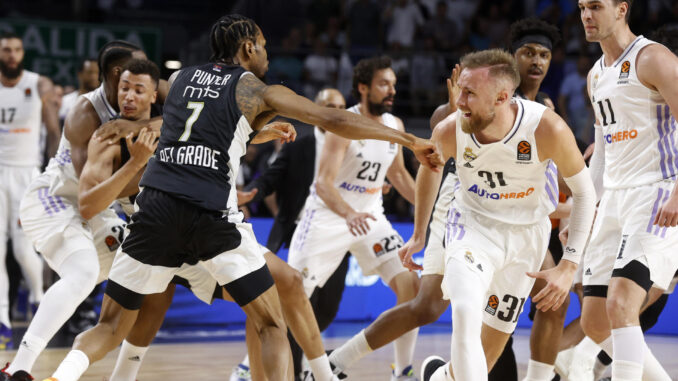 Los jugadores del Partizán se pegan con los jugadores del Real Madrid, durante el segundo partido de los cuartos de final de la EuroLiga que Real Madrid y Partizán Belgrado disputan en el Wizink Center, en Madrid. EFE/Juan Carlos Hidalgo
