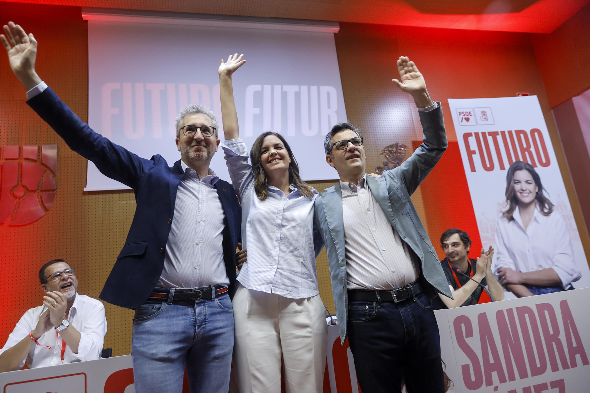 La vicealcaldesa de València y candidata a la alcaldía del PSPV-PSOE, Sandra Gómez, el ministro de la Presidencia, Félix Bolaños, y el conseller de Hacienda, Arcadi España (i), durante un acto en Valencia. EFE/Kai Försterling
