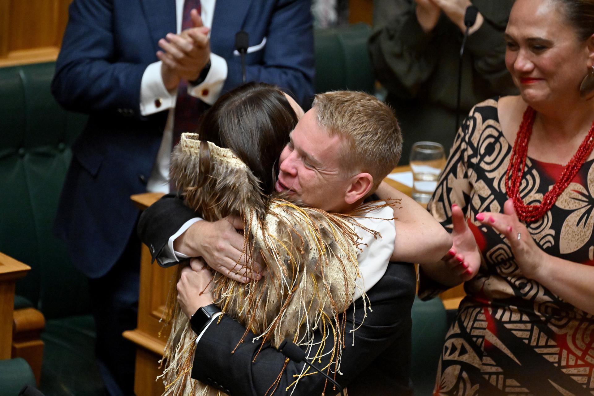 El primer ministro de Nueva Zelanda, Chris Hipkins, abraza a la exprimera ministra Jacinda Ardern después de su discurso de despedida en el Parlamento, en Wellington. EFE/EPA/MASANORI UDAGAWA AUSTRALIA AND NEW ZEALAND OUT
