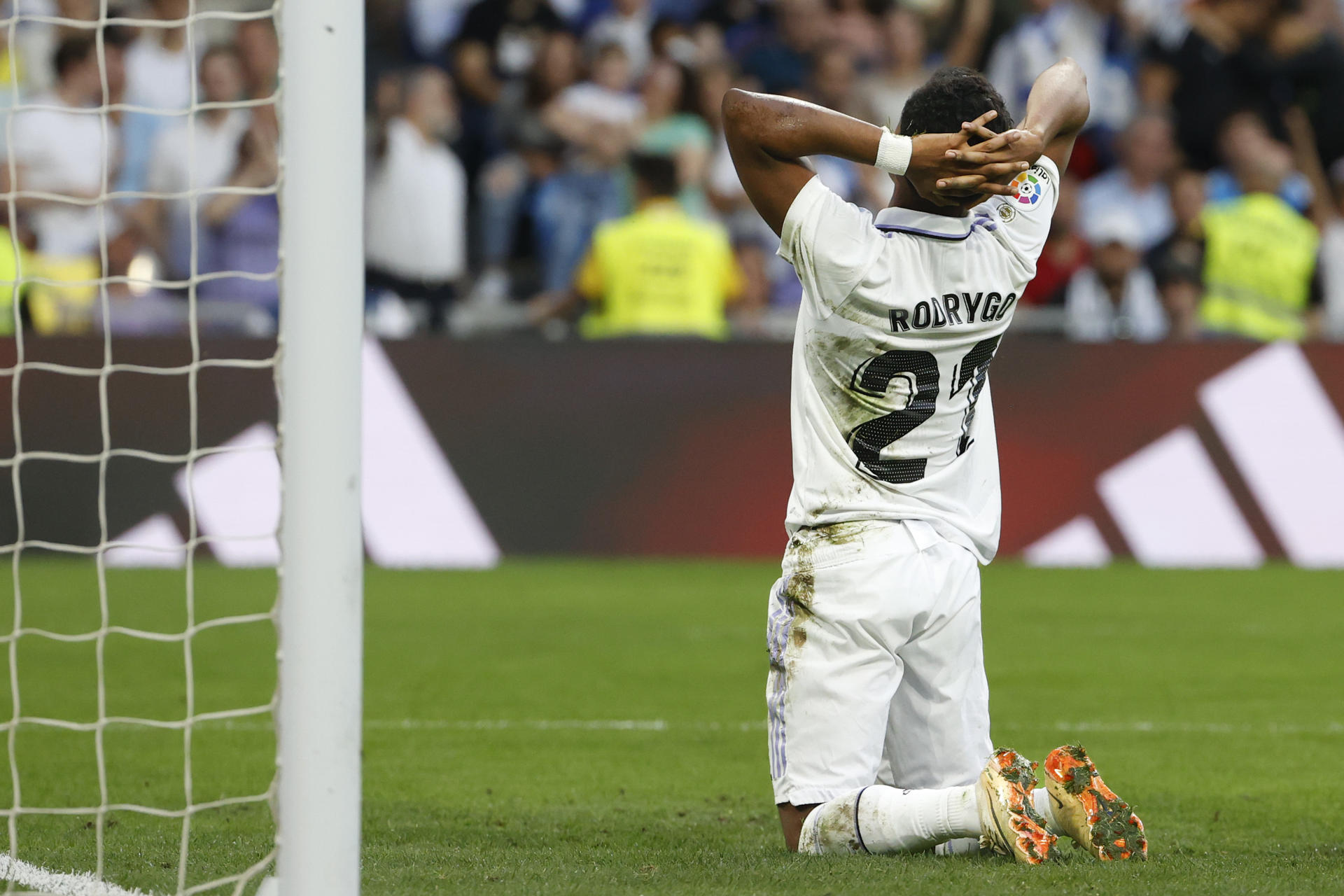 El atacante brasileño del Real Madrid Rodrygo Goes se lamenta por una ocasión perdida durante el encuentro correspondiente a la jornada 32 de LaLiga Santander que se disputa entre el Real Madrid y la UD Almería en el Santiago Bernabéu de Madrid. EFE/ Juan Carlos Hidalgo
