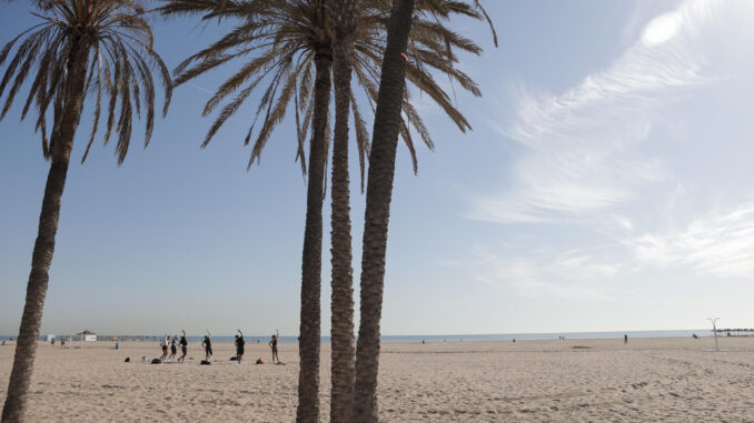 En la imagen, un grupo de personas se ejercitan en la playa de la Malvarrosa, en Valencia. EFE/ Manuel Bruque
