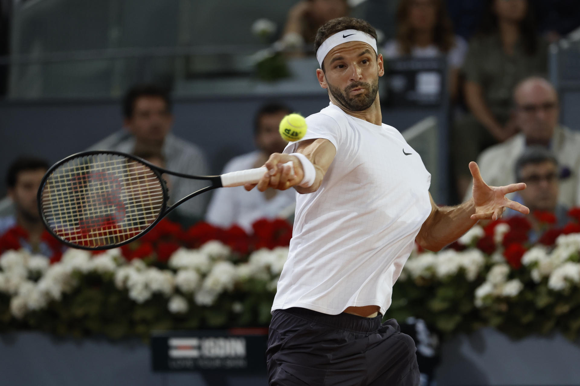 El tenista búlgaro Grigor Dimitrov se enfrenta al español Carlos Alcaraz durante el partido correspondiente a dieciseisavos de final del torneo Masters 1000 Mutua Madrid Open de Tenis, este domingo en la Caja Mágica, en Madrid. EFE/ Juanjo Martin
