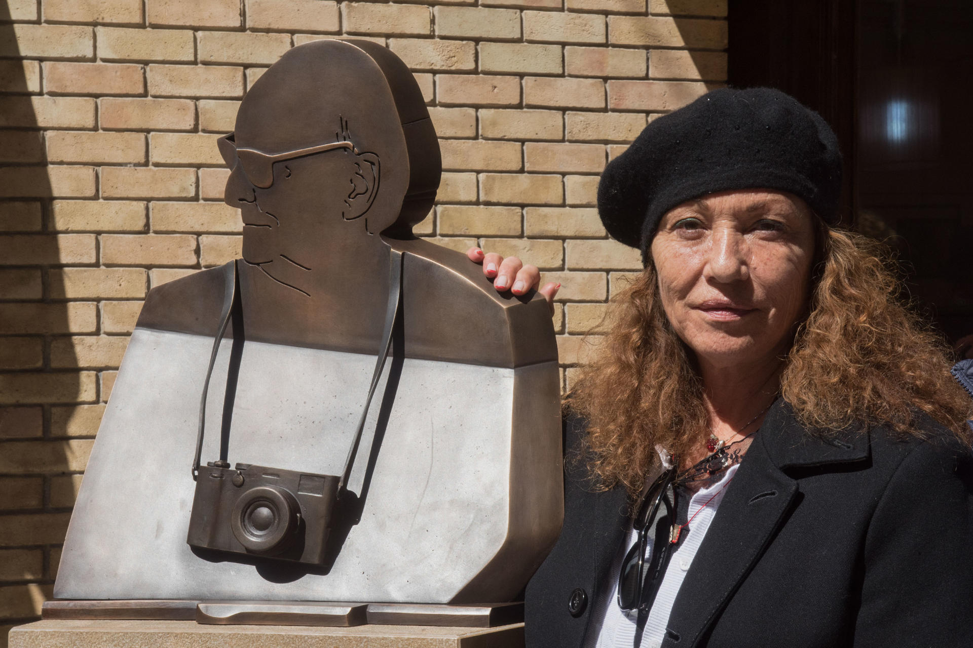 La viuda de Carlos Saura, Eulalia Ramón, durante el acto de entrega de una escultura del busto de Carlos Saura a la ciudad de Huesca, lugar donde nació, por parte del Gobierno de Aragón. EFE/ Javier Blasco
