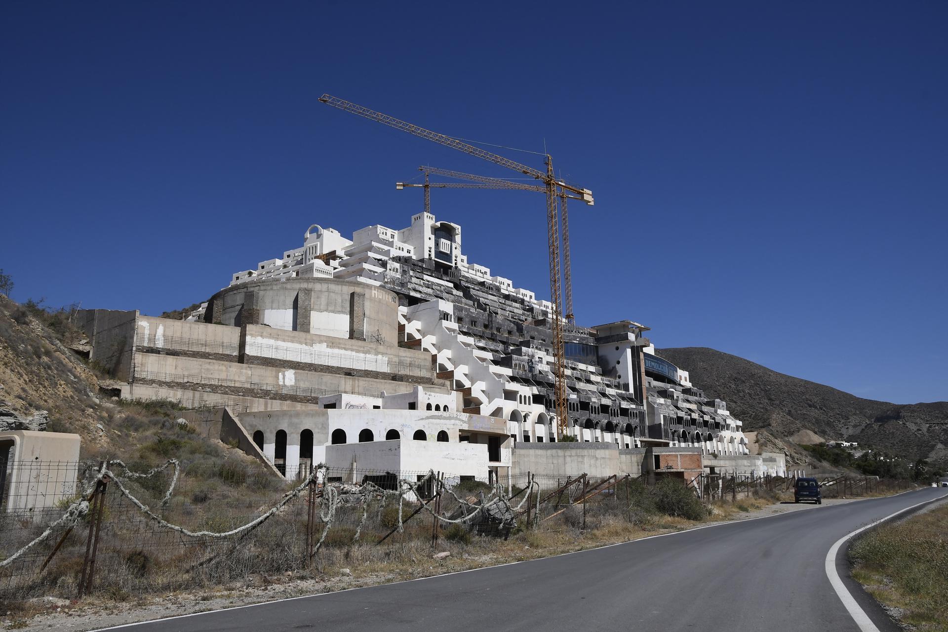 El Ayuntamiento de Carboneras (Almería) ha celebrado un pleno extraordinario en el que se ha desclasificado el paraje de El Algarrobico para declararlo no urbanizable, lo que facilitará que se anule la licencia del hotel construido por Azata del Sol y su posterior derribo. EFE/Carlos Barba
