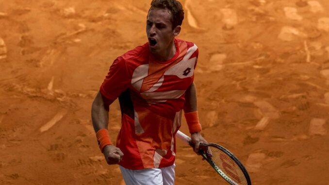 El tenista español Roberto Carballés Baena celebra un tanto ante el belga David Goffin, este miércoles, durante las primeras rondas del Masters 1000 de Madrid que se celebra en la Caja Mágica. EFE/ Sergio Pérez
