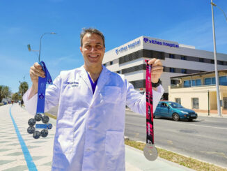 A sus 54 años, el malagueño Santiago Mera, cirujano general y digestivo en el Hospital Vithas Málaga con su responsabilidad como jefe de coloproctología en el Hospital Regional, ha logrado completar los seis grandes maratones del mundo, una gesta que estuvo a punto de truncar la pandemia, pero que ha culminado tras recorrer en 4 horas y 40 minutos los 42,195 kilómetros de la prueba de Londres. EFE/ Hospital Vithas Málaga