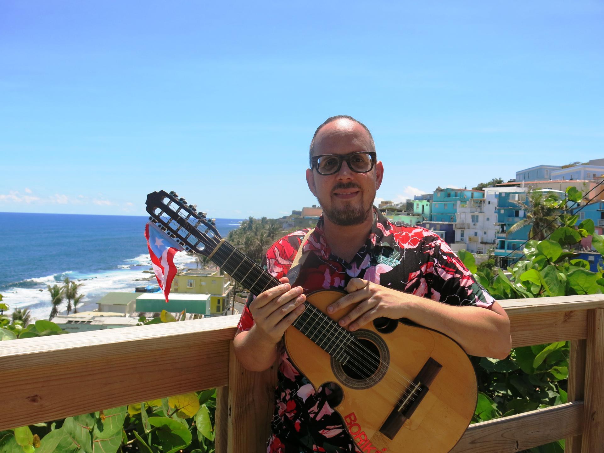 Christian Nieves, músico del cuatro puertorriqueño que realizó la introducción de "Despacito", posa en el barrio La Perla, donde se filmó el vídeo de la canción, en San Juan (Puerto Rico). EFE/ Esther Alaejos
