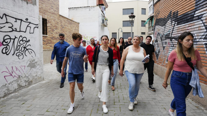 Irene Montero (c), secretaria de Acción de Gobierno y ministra de Igualdad, y Alejandra Jacinto, portavoz de Podemos y candidata a la presidencia de la Comunidad de Madrid, mantienen un encuentro con los vecinos de San Fernando de Henares afectados por las obras de la Línea 7B de Metro. EFE/Borja Sánchez-trillo
