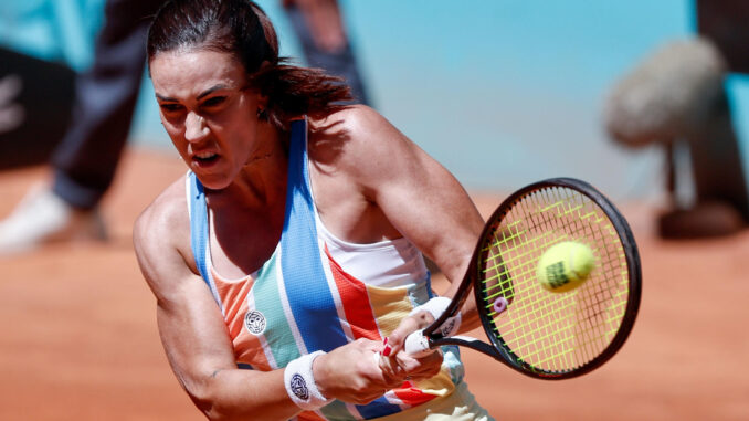 La española Nuria Parrizas-Díaz devuelve la bola durante su partido ante la alemana Tamara Korpatsch, correspondiente a la primera ronda del Mutua Madrid Open Tenis disputado en la Caja Mágica. EFE/ Sergio Pérez
