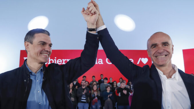 Imagen de archivo del secretario general del PSOE y presidente del Gobierno, Pedro Sánchez (i), junto al actual alcalde de Sevilla y candidato a los próximos comicios municipales, Antonio Muñoz (d). EFE/Jos Manuel Vidal
