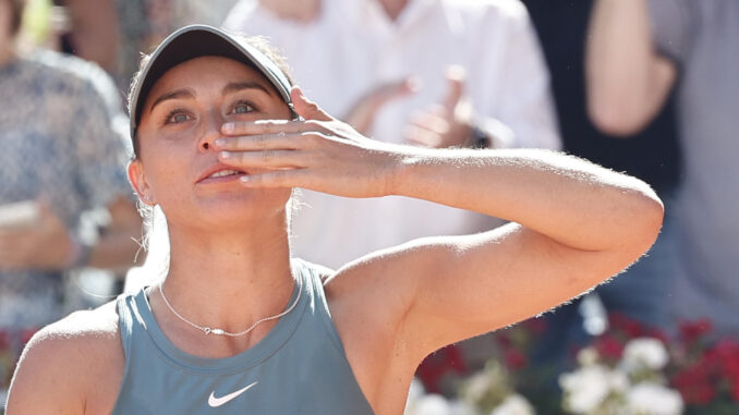 La tenista española Paula Badosa celebra su victoria ente la estadounidense Cori Gauff tras su encuentro correspondiente a la ronda 32 del torneo Masters 1000 Mutua Madrid Open de tenis disputado en la Caja Mágica, en Madrid. EFE/Sergio Pérez
