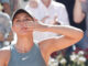 La tenista española Paula Badosa celebra su victoria ente la estadounidense Cori Gauff tras su encuentro correspondiente a la ronda 32 del torneo Masters 1000 Mutua Madrid Open de tenis disputado en la Caja Mágica, en Madrid. EFE/Sergio Pérez