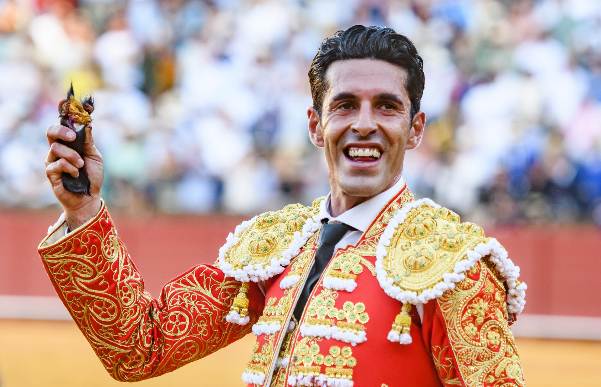 El diestro Alejandro Talavante tras cortar una oreja a u segundo toro, esta tarde en la Plaza de la Maestranza de Sevilla, durante el ciclo continuado da festejos de la Feria de Abril. EFE/Raúl Caro
