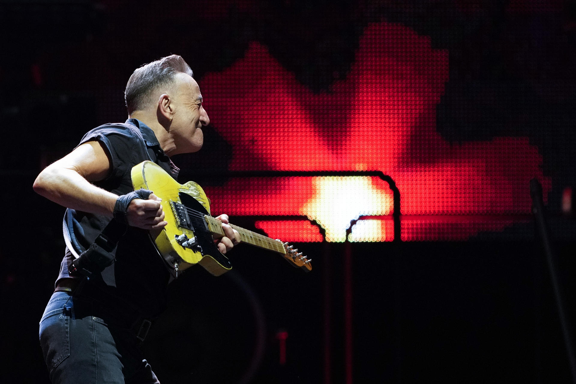 El músico y cantante estadounidense Bruce Springsteen durante el concierto que ha ofrecido hoy viernes en el Estadio Olímpico de Barcelona. EFE / EFE/Alejandro García.
