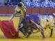 El diestro peruano Roca Rey da un pase a su segundo toro, este viernes en la Real Maestranza de Sevilla. EFE/ Raúl Caro