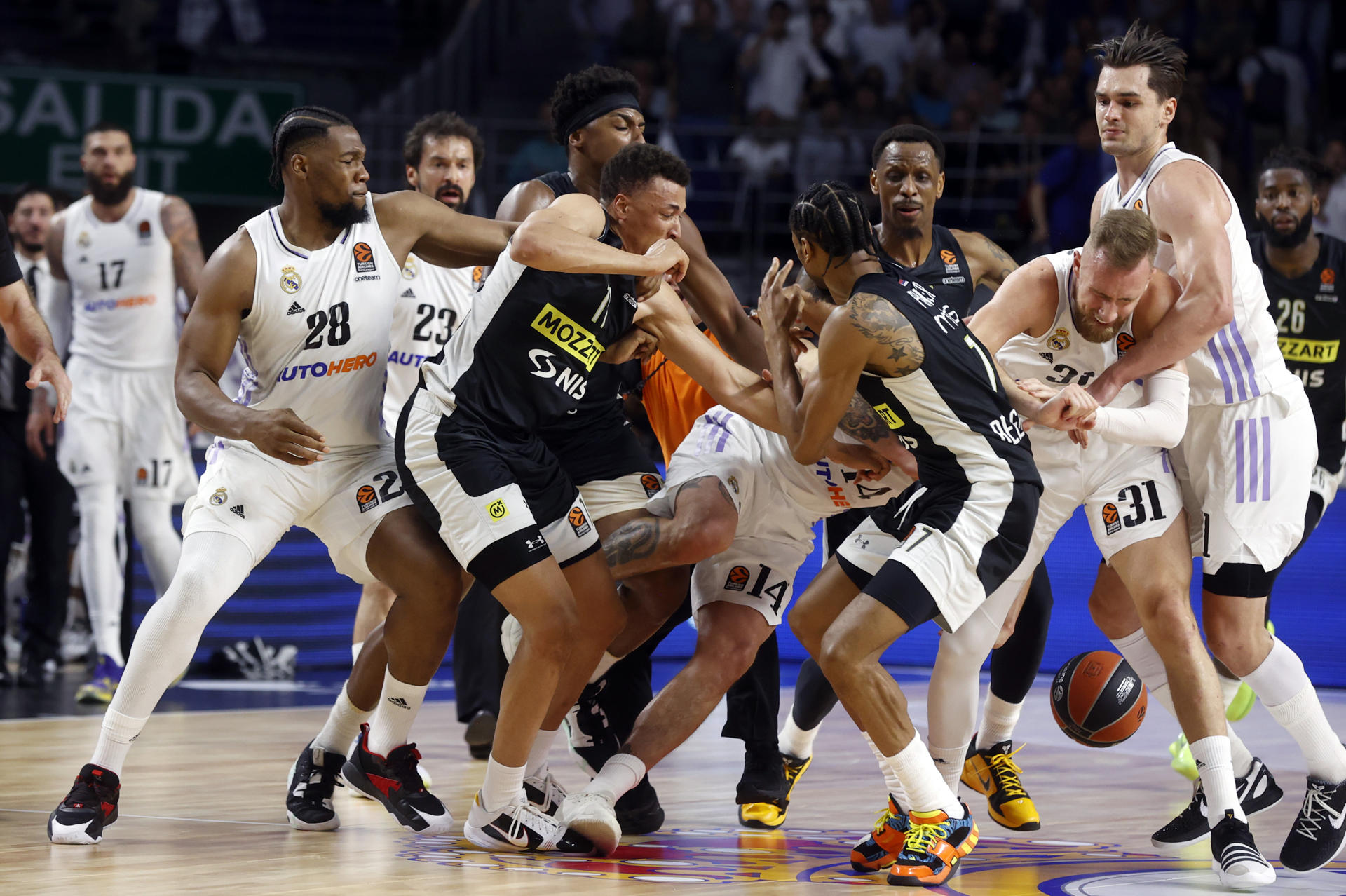 Los jugadores del Partizán se pegan con los jugadores del Real Madrid, durante el segundo partido de los cuartos de final de la EuroLiga que Real Madrid y Partizán Belgrado disputan en el Wizink Center, en Madrid. EFE/Juan Carlos Hidalgo
