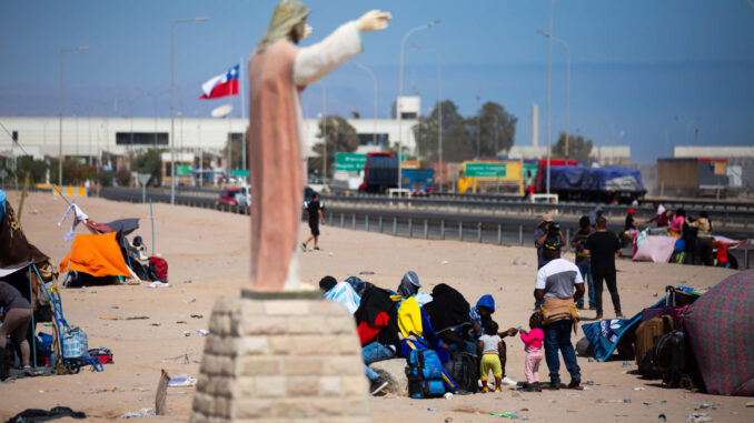 Cientos de migrantes Venezolanos, Colombianos y Haitianos se encuentran varados en la zona fronteriza de Perú y Chile ayer, en la ciudad de Arica (Chile). EFE/Patricio Banda
