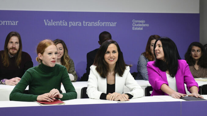 Consejo Ciudadano Estatal de Podemos, el máximo órgano de decisión política del partido, con la presencia, entre otros, de Pablo Fernández (izda, detrás), Lilith Vestrynge (izda, delante), y la secretaria general, Ione Belarra (c, delante), este sábado en Madrid. EFE/ Víctor Lerena
