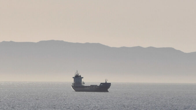 Un barco navega entre la bruma matinal frente al Cabo de Gata, en Almería, hoy. EFE/ Carlos Barba
