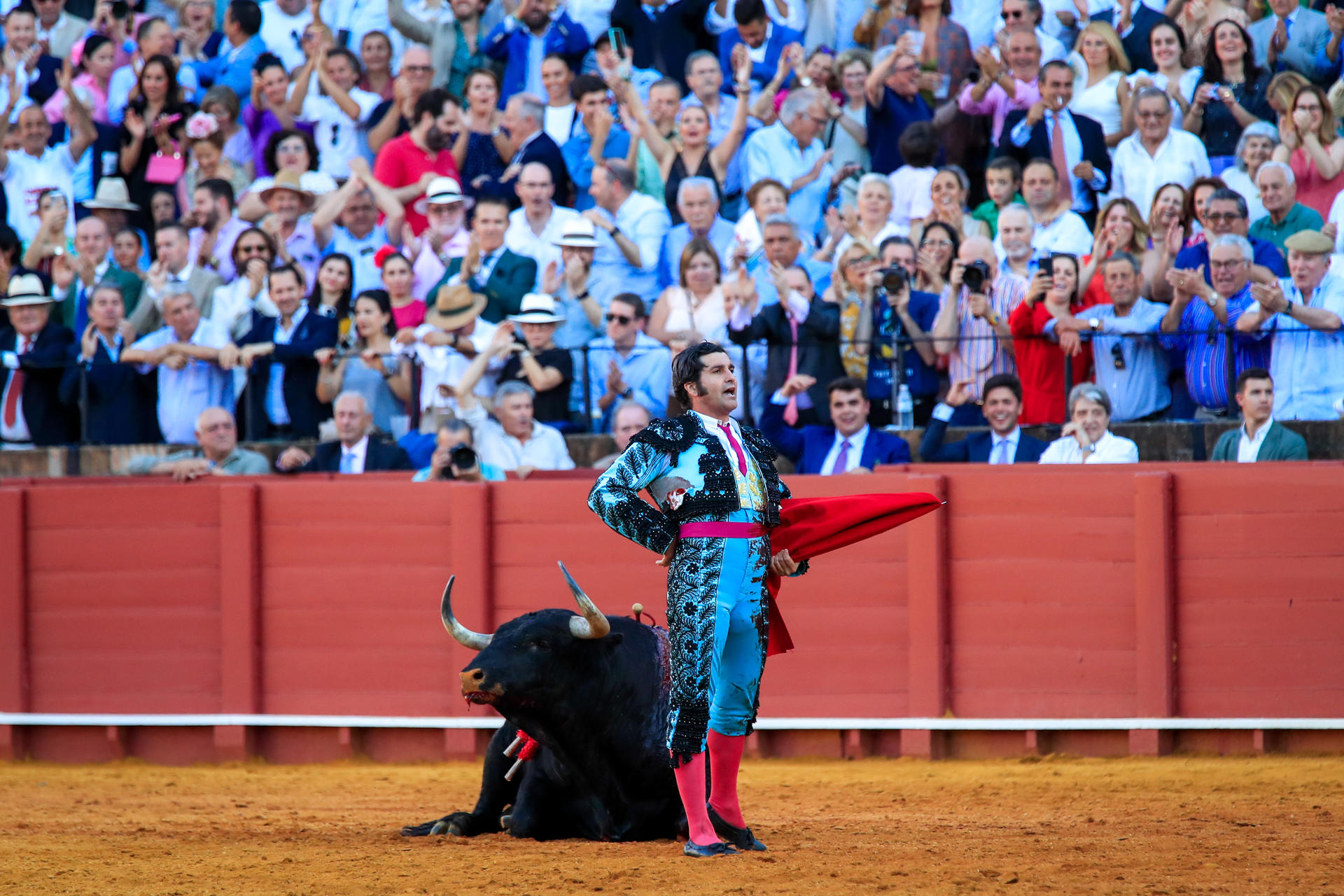 El torero Morante de la Puebla en la faena a su segundo toro al que cortó dos orejas y rabo en la décima corrida de abono de la Feria de Abril esta tarde en la plaza de la Real Maestranza de Sevilla. EFE/ Julio Muñoz
