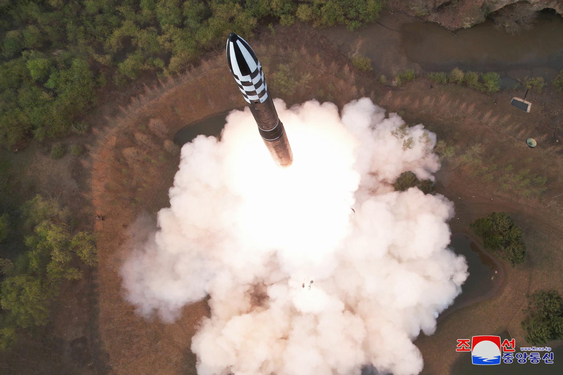 Fotografía publicada por la agencia estatal norcoreana KCNA que muestra el lanzamiento de prueba de un nuevo misil balístico intercontinental (ICBM) Hwasong-18 de combustible sólido en un lugar no revelado en Corea del Norte. EFE/EPA/KCNA EDITORIAL USE ONLY EDITORIAL USE ONLY
