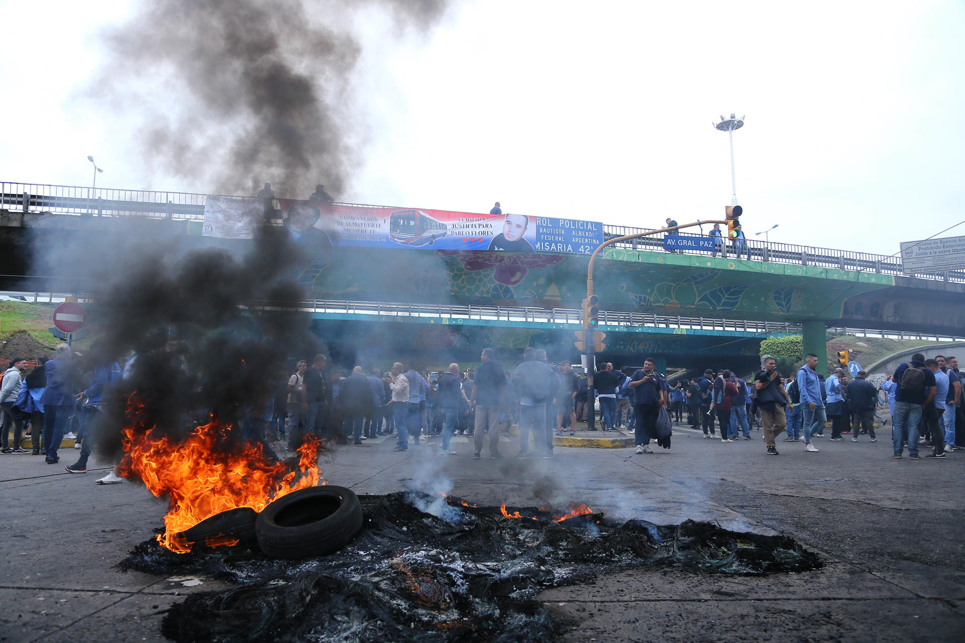 Conductores de autobuses protestan tras conocer del asesinato de uno de sus compañeros en La Matanza, provincia de Buenos Aires (Argentina). EFE/ Str
