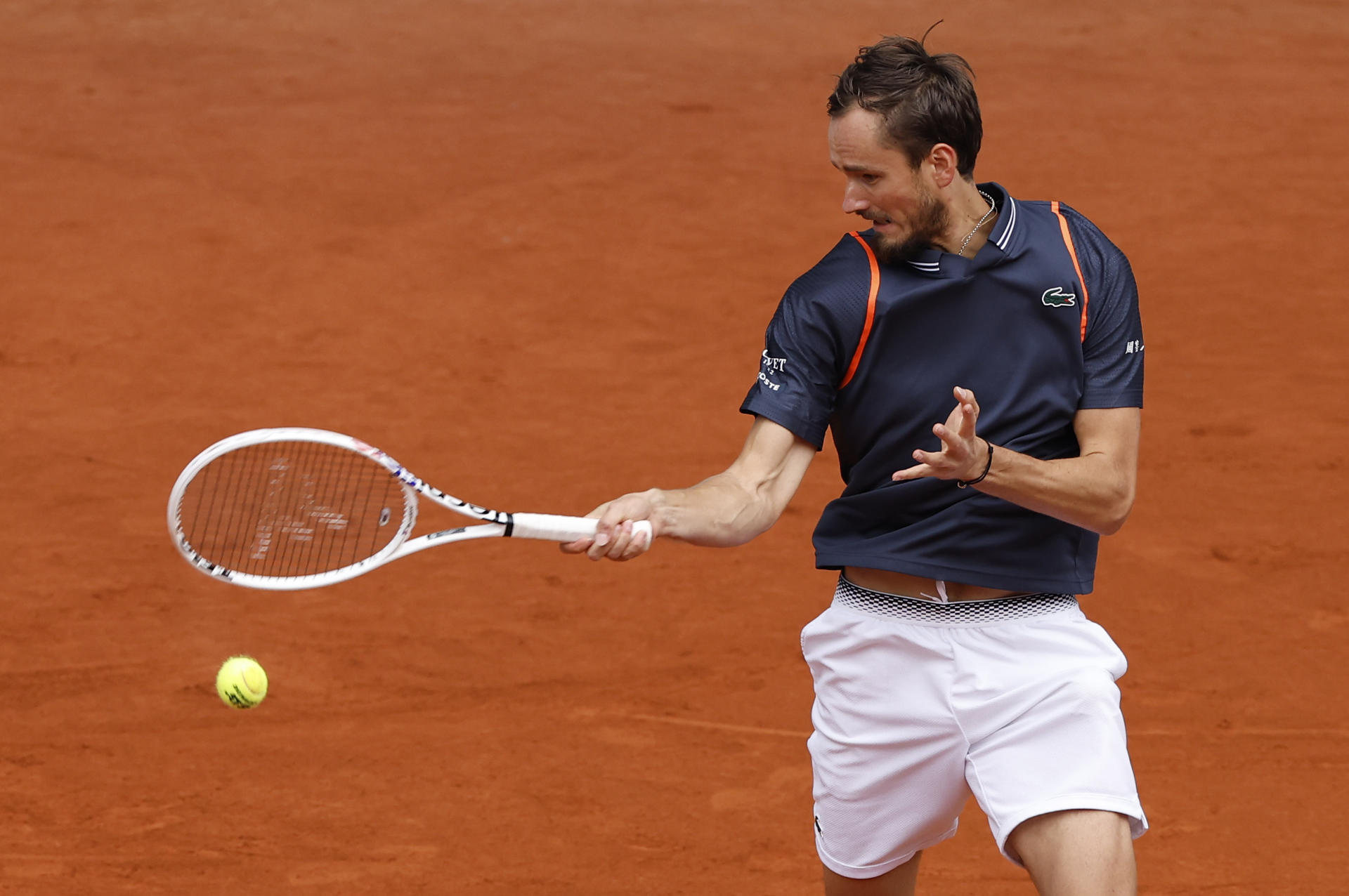 El tenista ruso Daniil Medvedev devuelve la bola al italiano Andrea Vavassori durante un partido de segunda ronda del torneo Masters 1000 Mutua Madrid Open de tenis disputado este viernes en Madrid. EFE/Chema Moya
