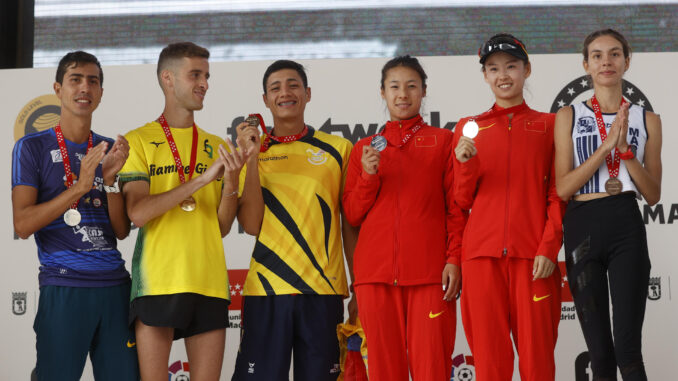 El italiano Francesco Fortunato y la china Jianyu Yang posan con sus medallas de oro junto al brasileño Caio Bonfim (segundo clasificado), el ecuatoriano David Hurtado ( tercer clasificado), tras el Gran Premio Internacional de Marcha celebrado este domingo en Madrid. EFE/ Juan Carlos Hidalgo
