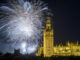 La Catedral de Sevilla se ilumina con el espectáculo de fuegos artificiales que cierran la Feria de Abril, esta media noche en la capital hispalense. EFE/ Raúl Caro.