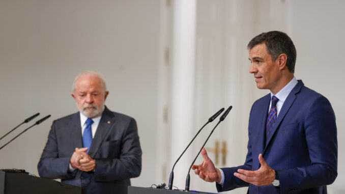 El presidente del Gobierno, Pedro Sánchez (d), y el presidente de Brasil, Luiz Inácio Lula da Silva (i), durante la rueda de prensa posterior a su reunión en el Palacio de la Moncloa en Madrid, este miércoles. EFE/ Javier Lizón
