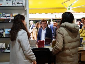 Almeida invita a los madrileños a acudir a la Feria del Libro
