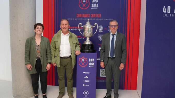 Inauguración de la exposición de la Copa de la Reina en la Biblioteca Central de Leganés