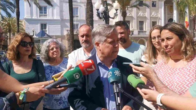 El candidato del PSOE a la alcaldía de Cádiz, Óscar Torres, en su comparecencia ante los medios