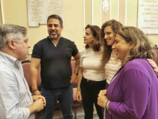 El candidato del PSOE de Cádiz, Óscar Torres, en una reunión con representantes de Radio Taxi
