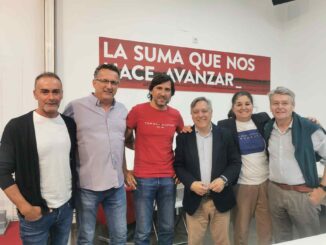 El candidato del PSOE de Cádiz, Óscar Torres, junto con los representantes del servicio de Ayuda a Domicilio