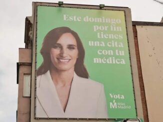 Más Madrid despliega carteles con el lema “este domingo por fin tienes una cita con tu médica”