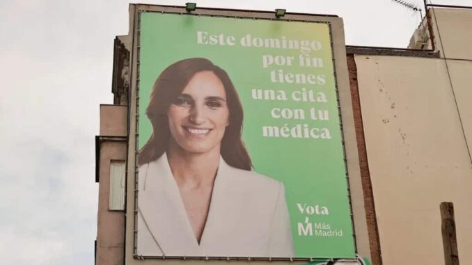 Más Madrid despliega carteles con el lema “este domingo por fin tienes una cita con tu médica”