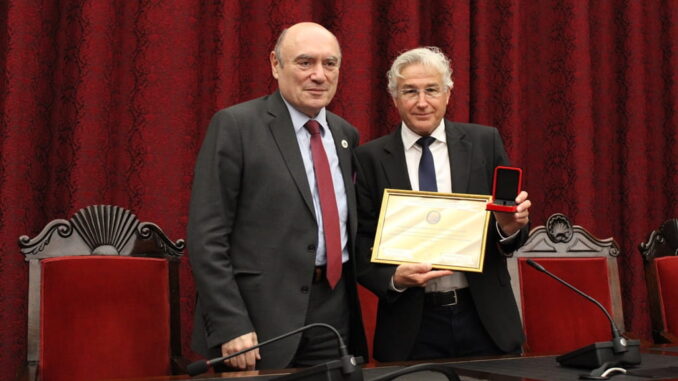 Javier Padillo recibe el premio por exportar el sistema de trasplantes español