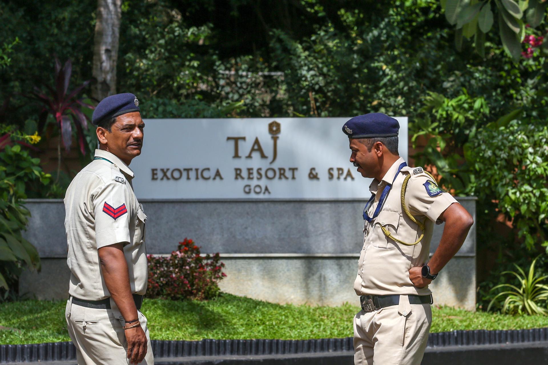 Dos policías hacen guardia fuera del hotel Taj Exotica, sede de la Cumbre de la Organización de Cooperación de Shanghai (OCS) en Goa, India, este viernes. EFE/EPA/DIVYAKANT SOLANKI
