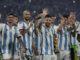 Lionel Messi saluda con el trofeo de Copa Mundo junto a sus compañeros durante un partido amistoso en Santiago del Estero (Argentina). EFE/ Juan Ignacio Roncoroni