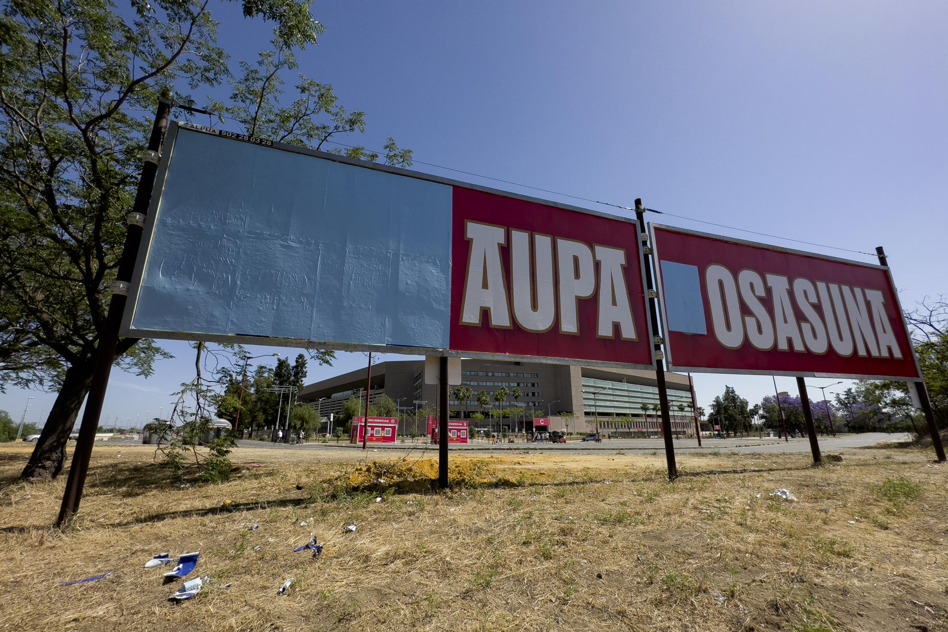 El PSOE ha presentado una denuncia ante la Junta Electoral de Zona (JEZ) de Sevilla contra EH Bildu por las vallas publicitarias colocada junto al Estadio de la Cartuja con motivo del partido de la final de la Copa del Rey y ha pedido a este órgano que ordene a la Junta de Andalucía, propietaria de los suelos, su retirada inmediata. La valla ya aparece sin ninguna referencia a EH Bildu. EFE/ David Arjona
