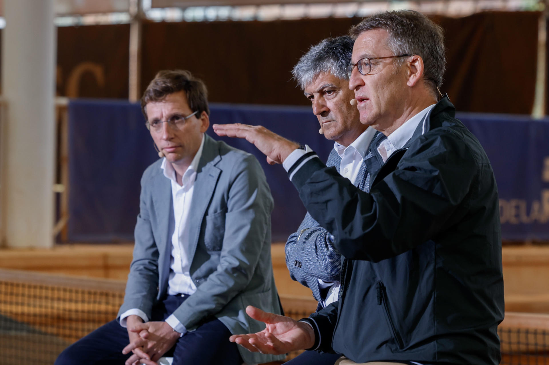 El alcalde de Madrid, José Luis Martínez Almeida (i), y el líder del PP, Alberto Núñez Feijoó (d), participan en un coloquio sobre Educación, Valores y Liderazgo junto al entrenador de tenis Toni Nadal este martes en la Ciudad de la Raqueta en Madrid. EFE/ J.J. Guillén
