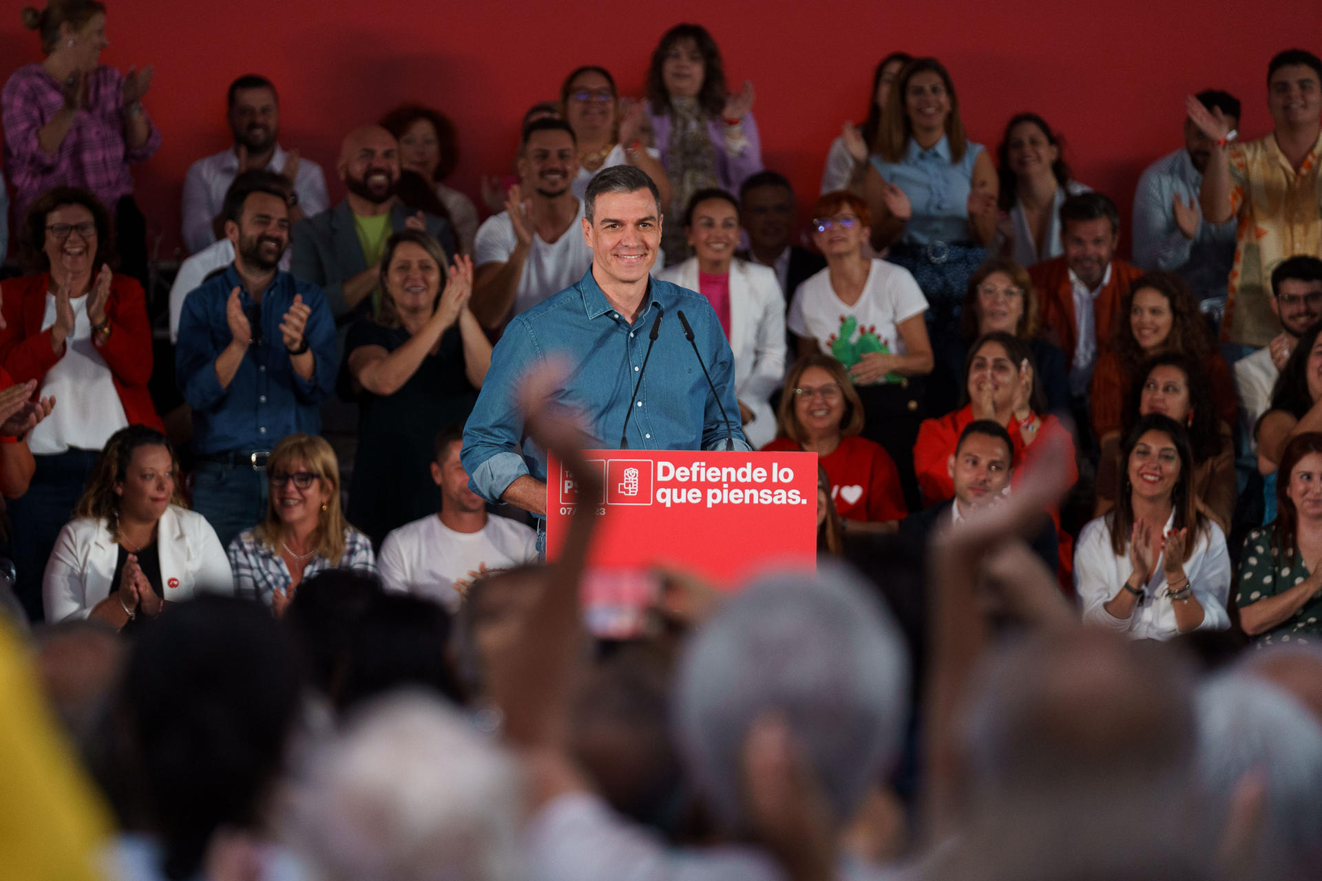 El presidente del Gobierno de España, Pedro Sánchez, durante el mitin que ofreció este domingo en Santa Cruz de Tenerife con motivo de las próximas elecciones del 28M. EFE/Ramón de la Rocha
