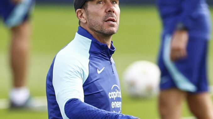 Simeone, en una foto de archivo durante un entrenamiento del Atlético previo a un partido de la Liga de Campeones. EFE/Rodrigo Jiménez
