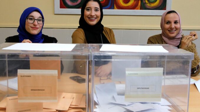 Foto de archivo (10/11/2019).- Tres mujeres musulmanas conforman una mesa electoral en un colegio de Melilla. EFE/ Francisco García Guerrero
