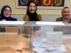 Foto de archivo (10/11/2019).- Tres mujeres musulmanas conforman una mesa electoral en un colegio de Melilla. EFE/ Francisco García Guerrero