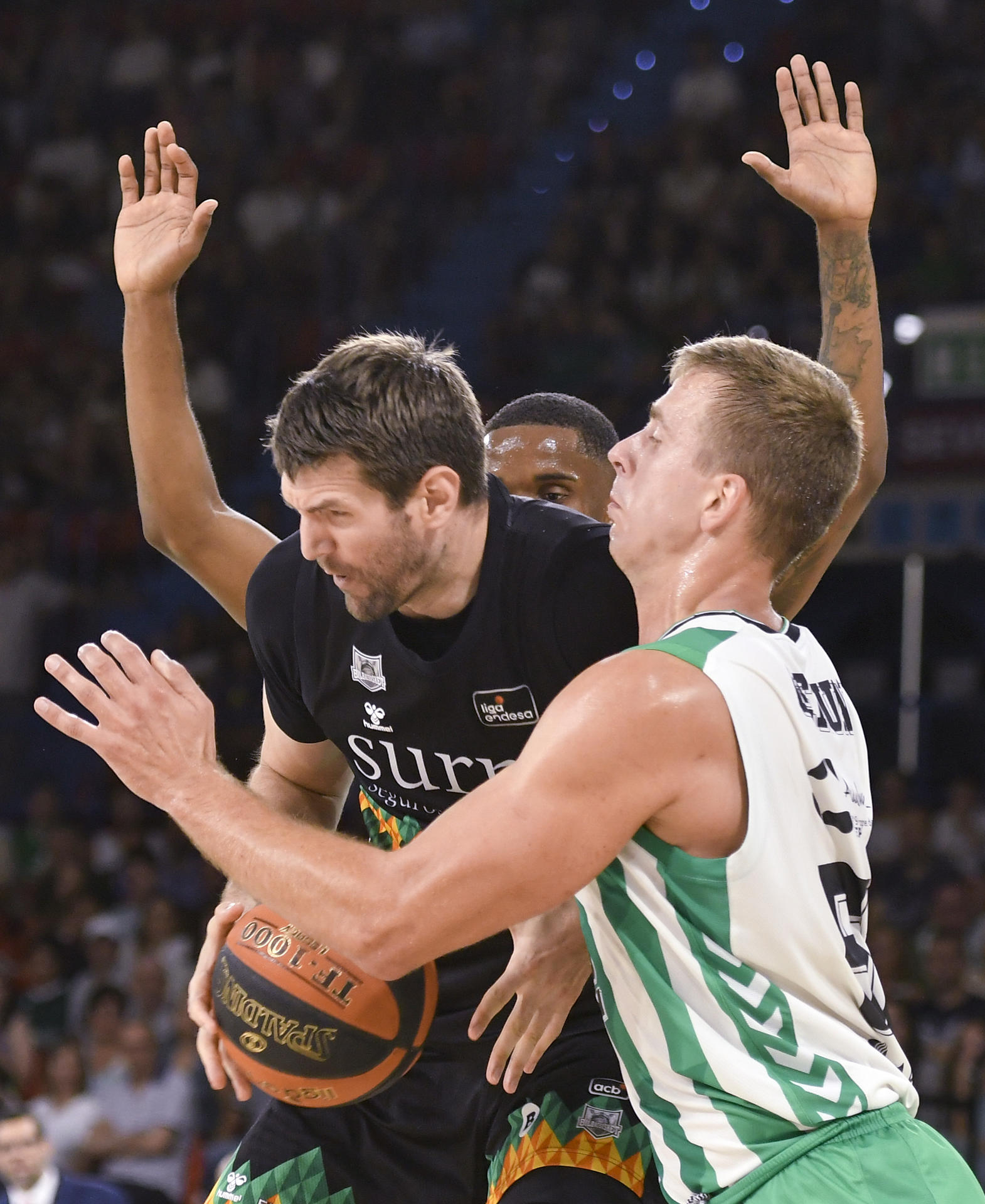 V. Gerun del Coosur Real Betis y J. Withey del Surne Bilbao, durante el partido de la jornada 31 de la liga Endesa disputado este sábado en el pabellón de San Pablo de Sevilla. EFE/ Raúl Caro.
