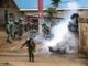 La Policía keniana usa gases para dispersar a manifestantes contra el Gobierno, hoy martes, en Nairobi. EFE/EPA/Daniel Irungu